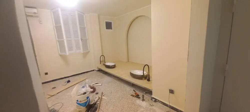 Vue d’ensemble de la pièce en travaux