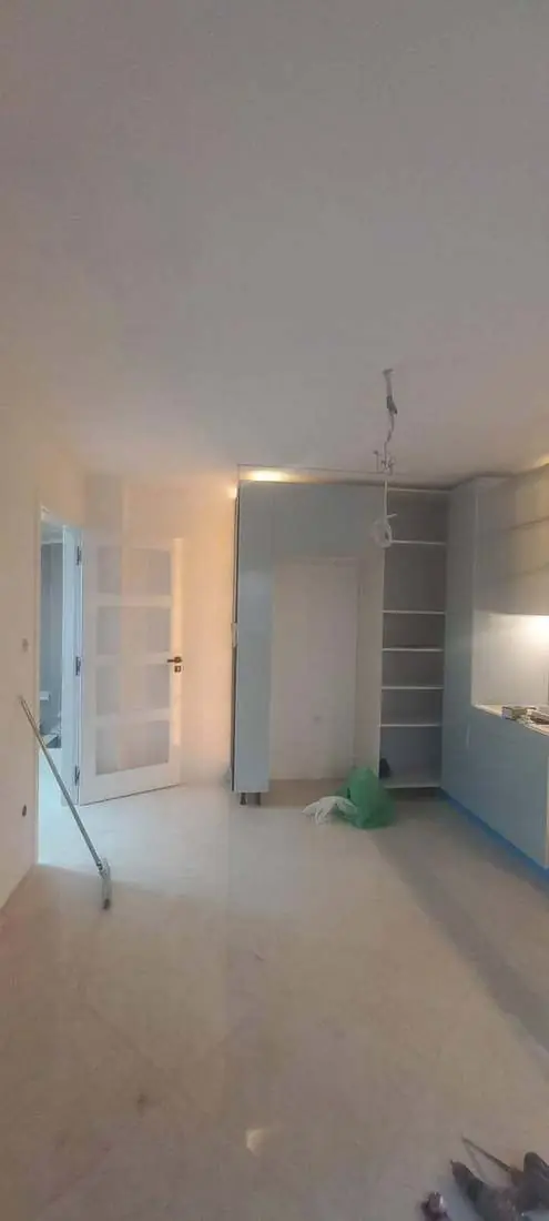 Colonne de rangement et meubles de cuisine installés