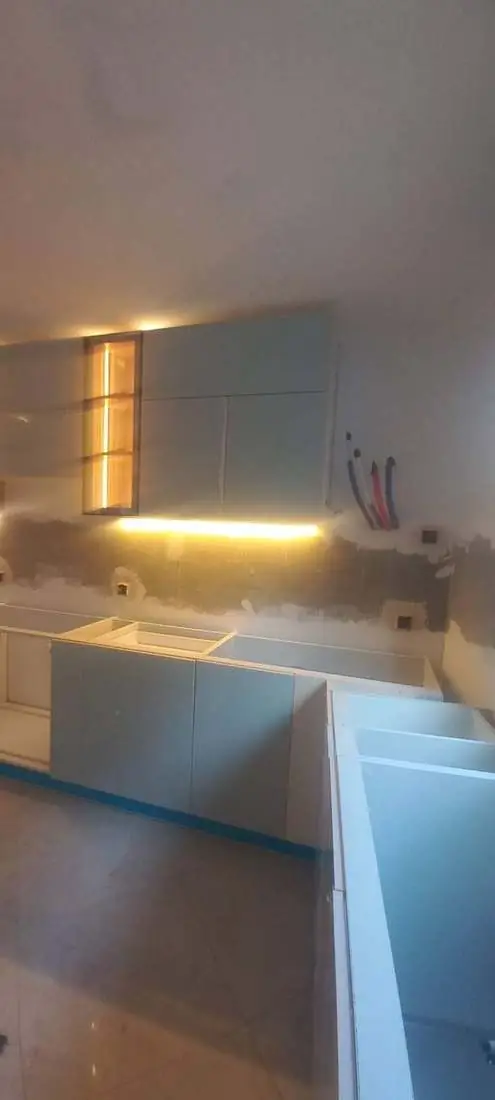 Détail d’une vitrine éclairée et des arrivées d’eau